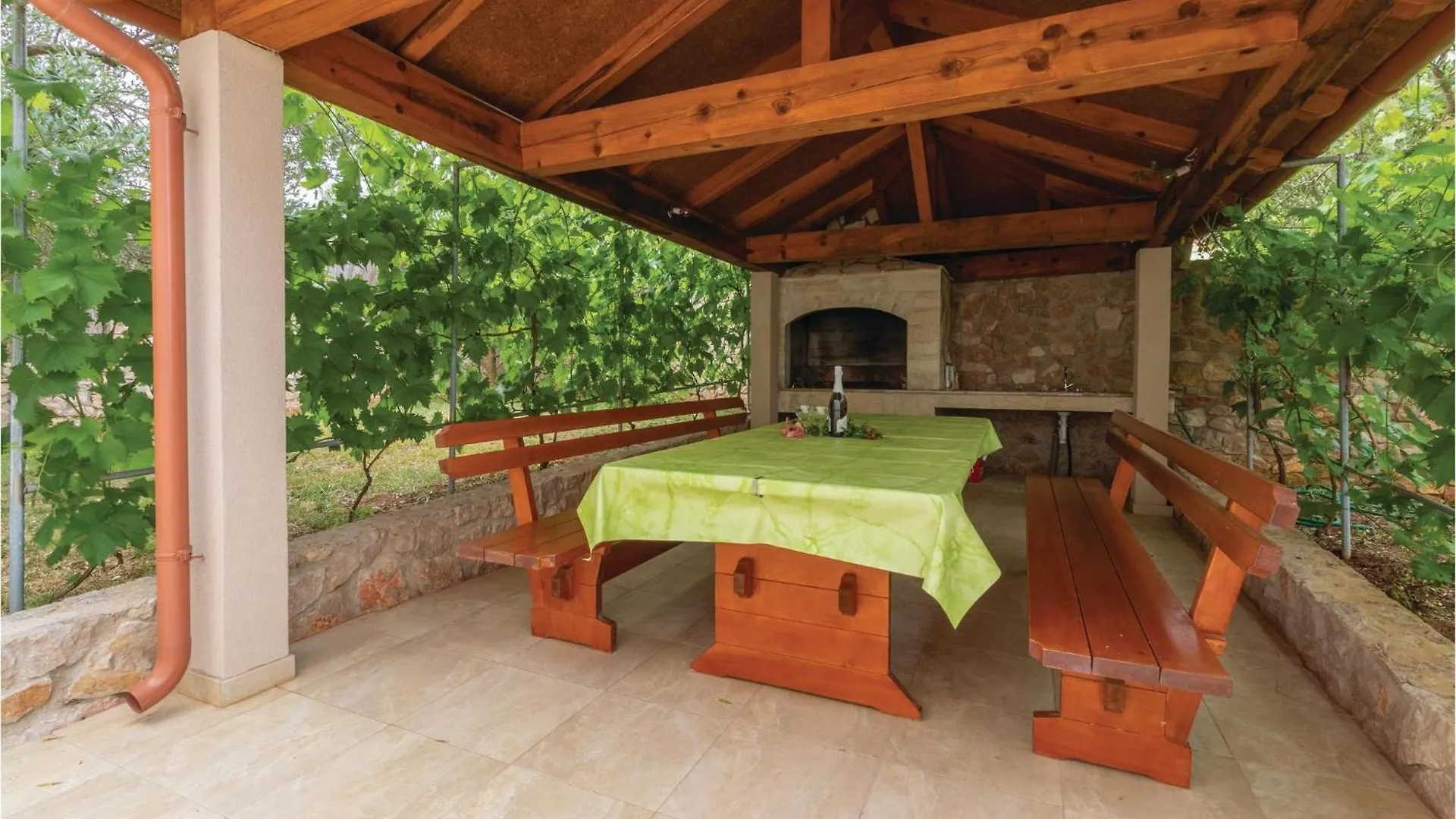 Cozy Home In Zdrelac With Kitchen