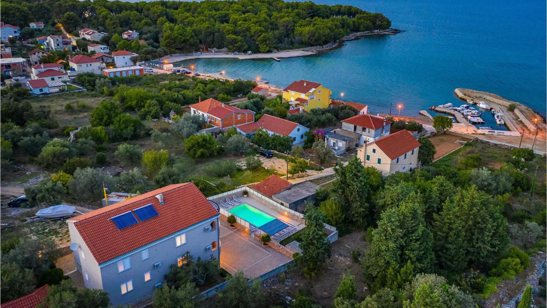 Cozy Home In Zdrelac With Kitchen
