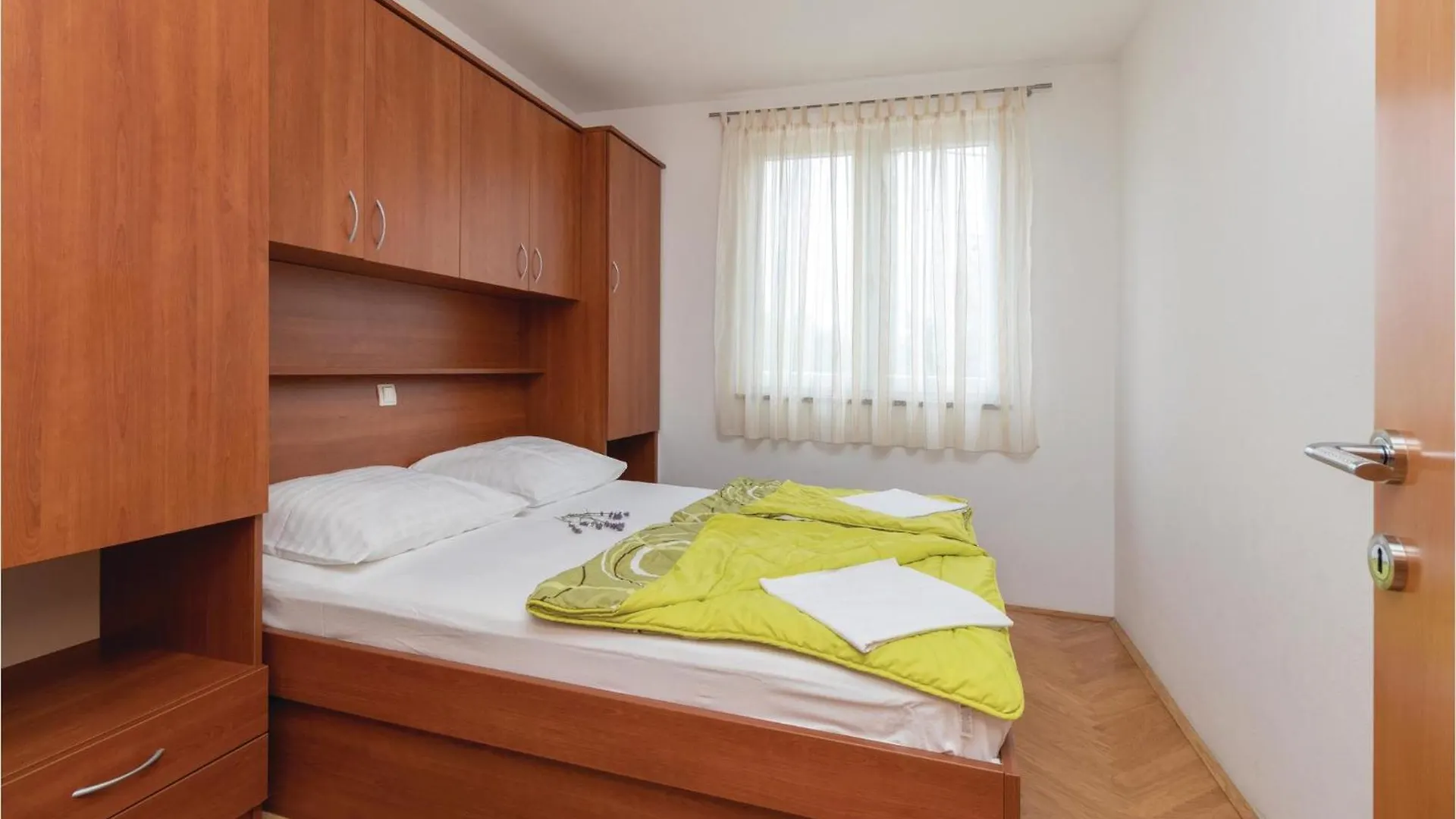 Cozy Home In Zdrelac With Kitchen