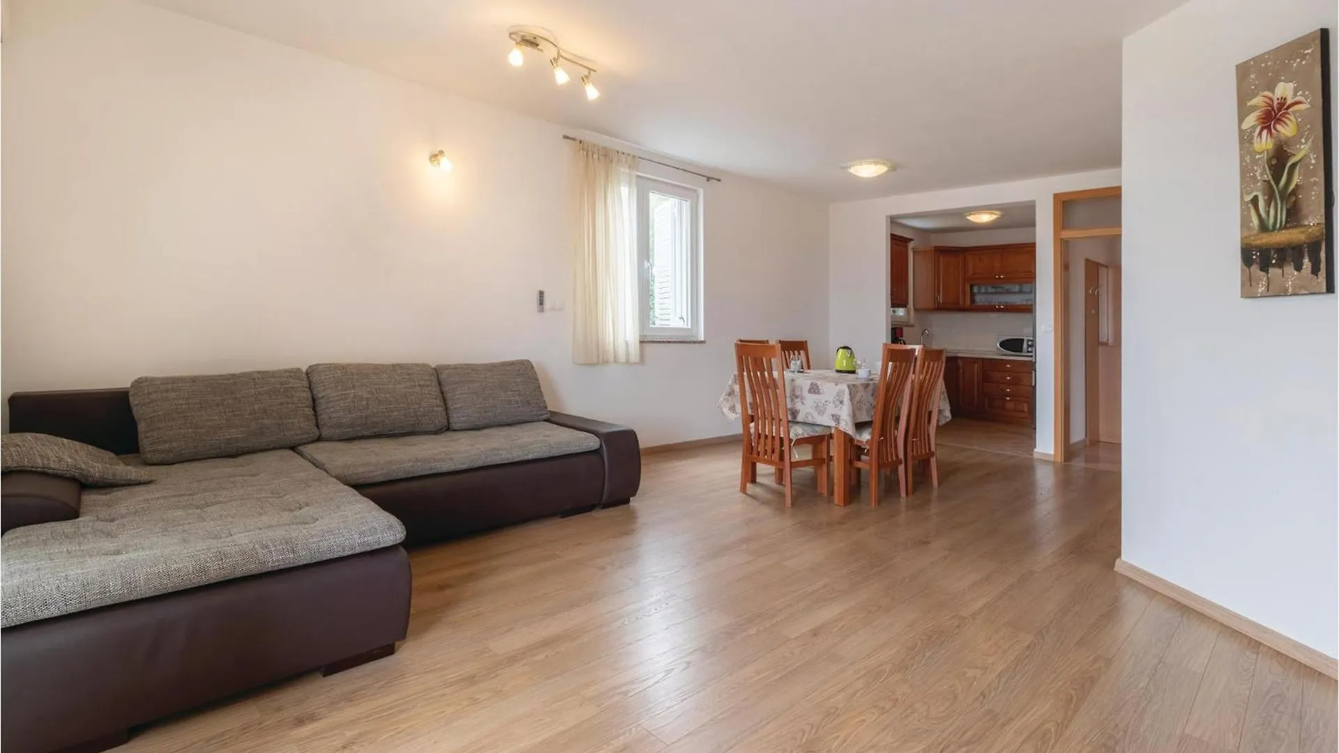 Cozy Home In Zdrelac With Kitchen