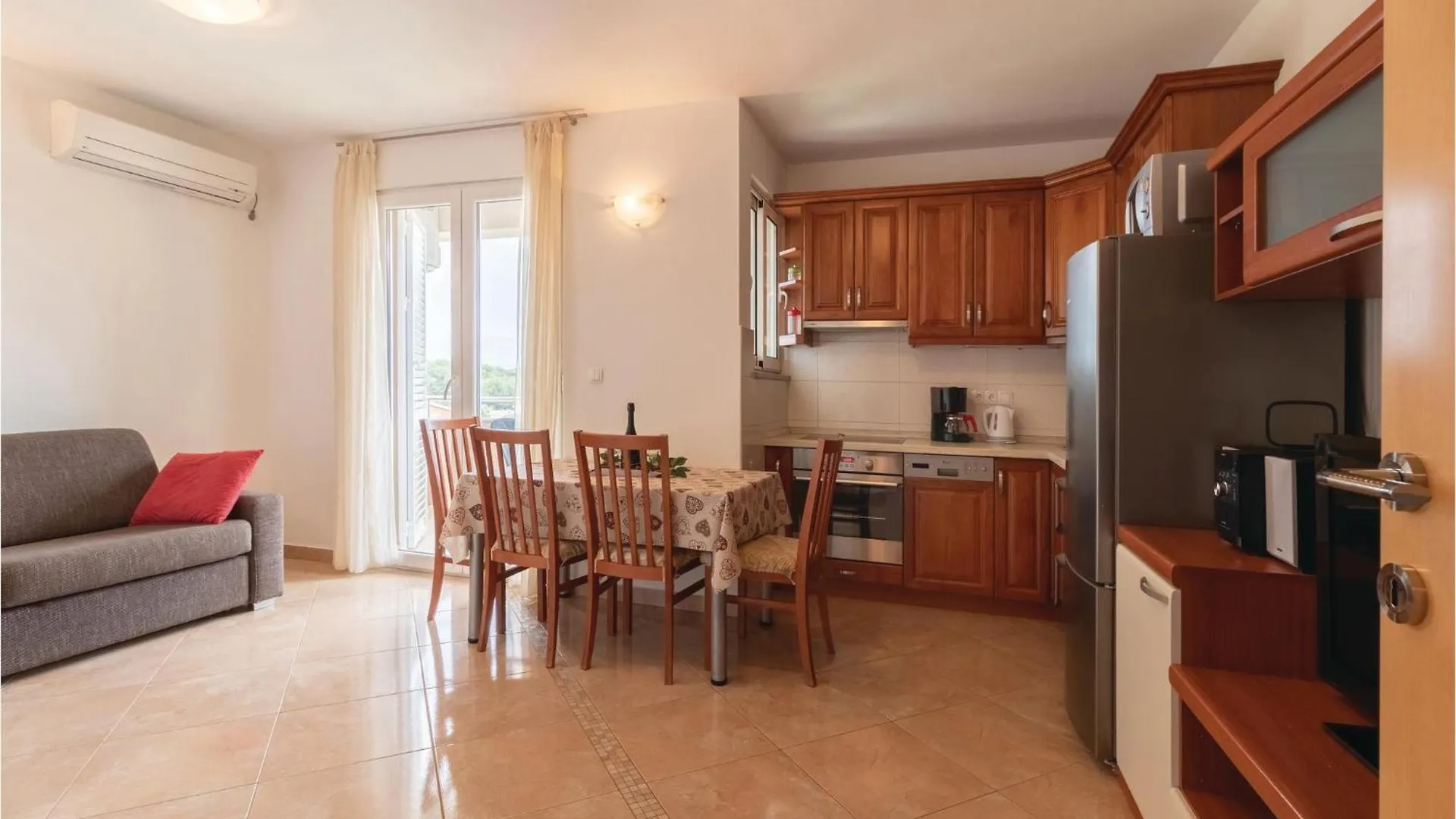 Cozy Home In Zdrelac With Kitchen