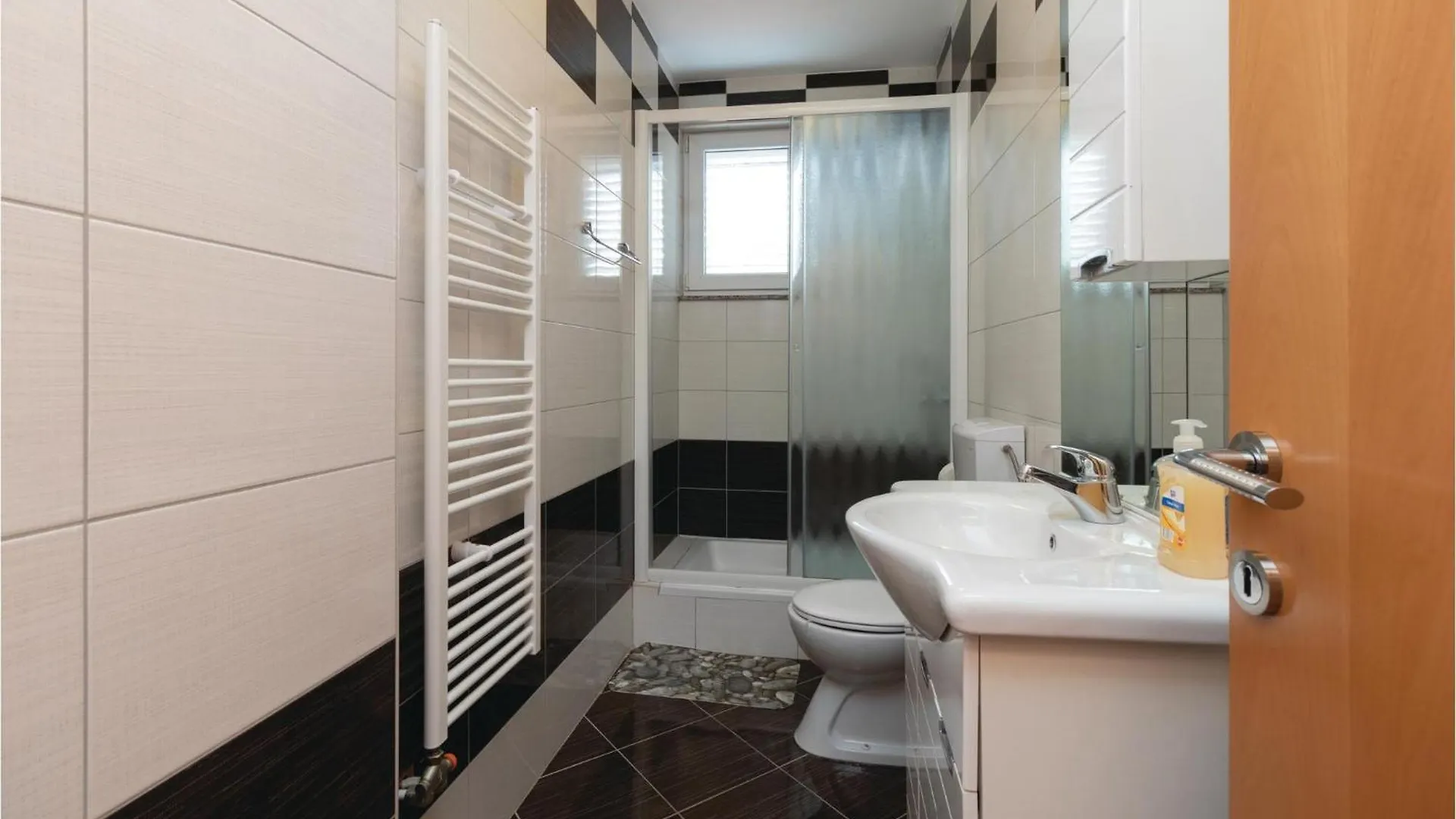 Cozy Home In Zdrelac With Kitchen Prázdninový dům